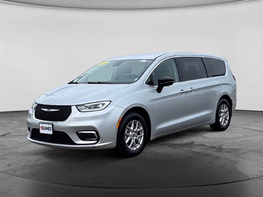 Used 2024 Chrysler Pacifica Touring-L FWD image 4
