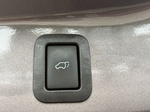 Used 2019 Toyota Highlander Limited Platinum FWD image 12