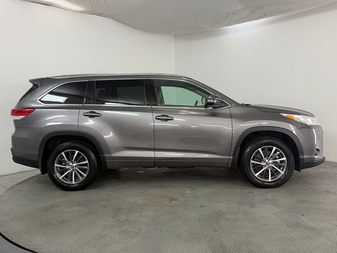 Used 2017 Toyota Highlander XLE AWD/4WD image 5