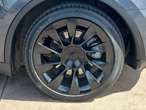 Used 2022 Tesla Model Y Long Range image 39