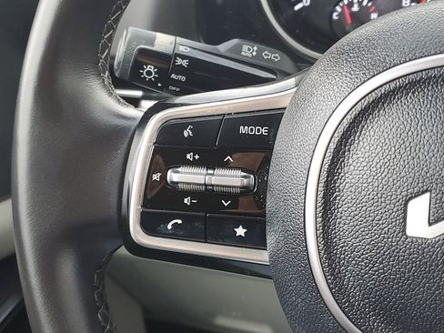 Used 2024 Kia Carnival LX FWD image 14