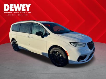 New 2026 Chrysler Pacifica Select