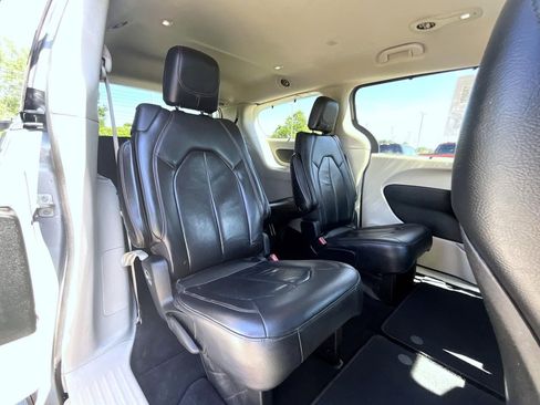 Used 2017 Chrysler Pacifica Touring-L FWD image 18