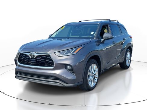 Used 2021 Toyota Highlander Limited FWD image 3