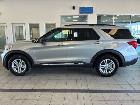 Used 2023 Ford Explorer XLT AWD/4WD image 2