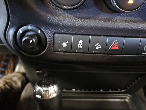 Used 2018 Jeep Wrangler Unlimited Sahara AWD/4WD image 22