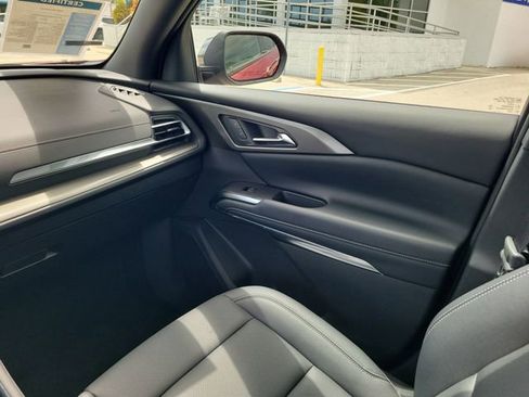 Certified 2025 Chevrolet Traverse LT w/ Driver Confidence Package FWD image 12