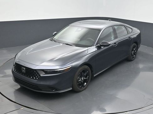 Used 2025 Honda Accord SE image 9