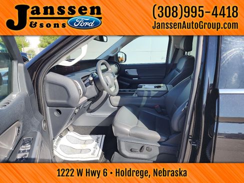 Used 2025 Ford Expedition Active AWD/4WD image 23