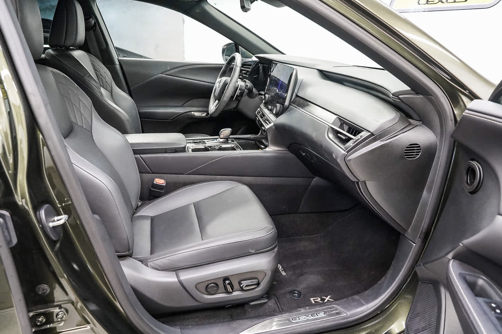 Used 2025 Lexus RX 350 Premium w/ Convenience Package FWD image 17