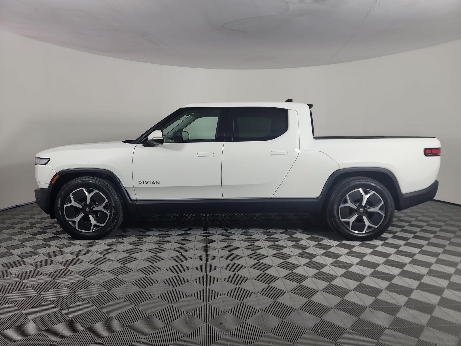 Used 2023 Rivian R1T Adventure Dual AWD/4WD image 2
