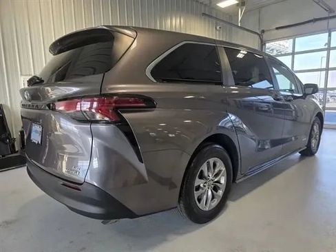 Used 2021 Toyota Sienna LE image 3