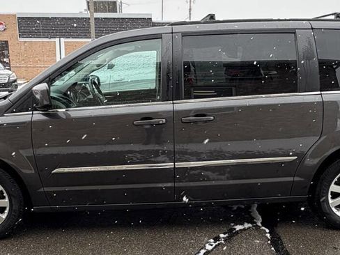 Used 2016 Chrysler Town & Country Touring image 5