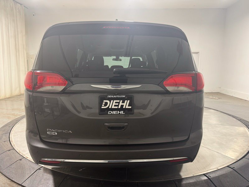 Used 2018 Chrysler Pacifica Touring-L FWD image 6