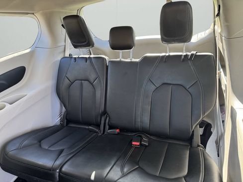 Used 2024 Chrysler Pacifica Touring-L FWD image 14
