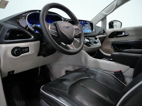 Used 2023 Chrysler Pacifica Limited FWD image 12