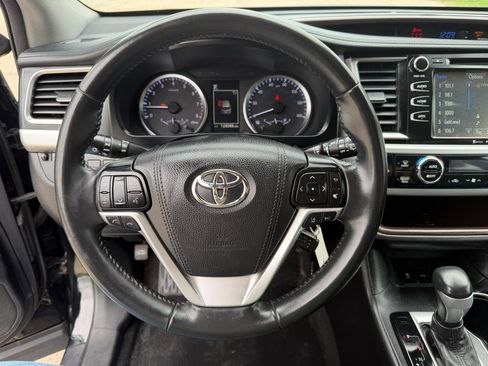 Used 2017 Toyota Highlander Plus AWD/4WD image 17
