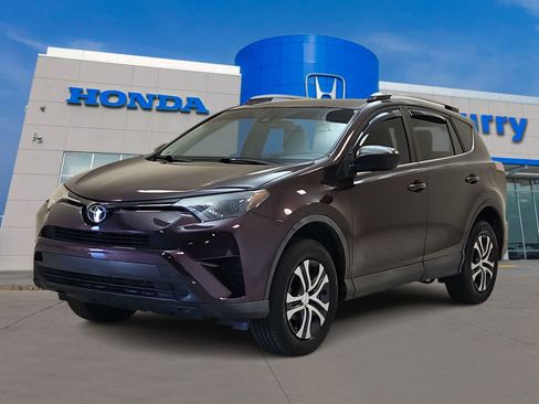 Used 2018 Toyota RAV4 LE FWD image 1