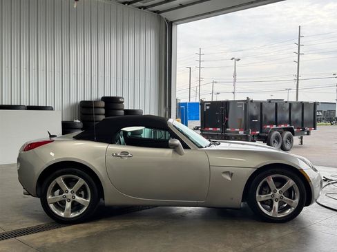 Used 2007 Pontiac Solstice Convertible w/ Premium Package RWD image 2