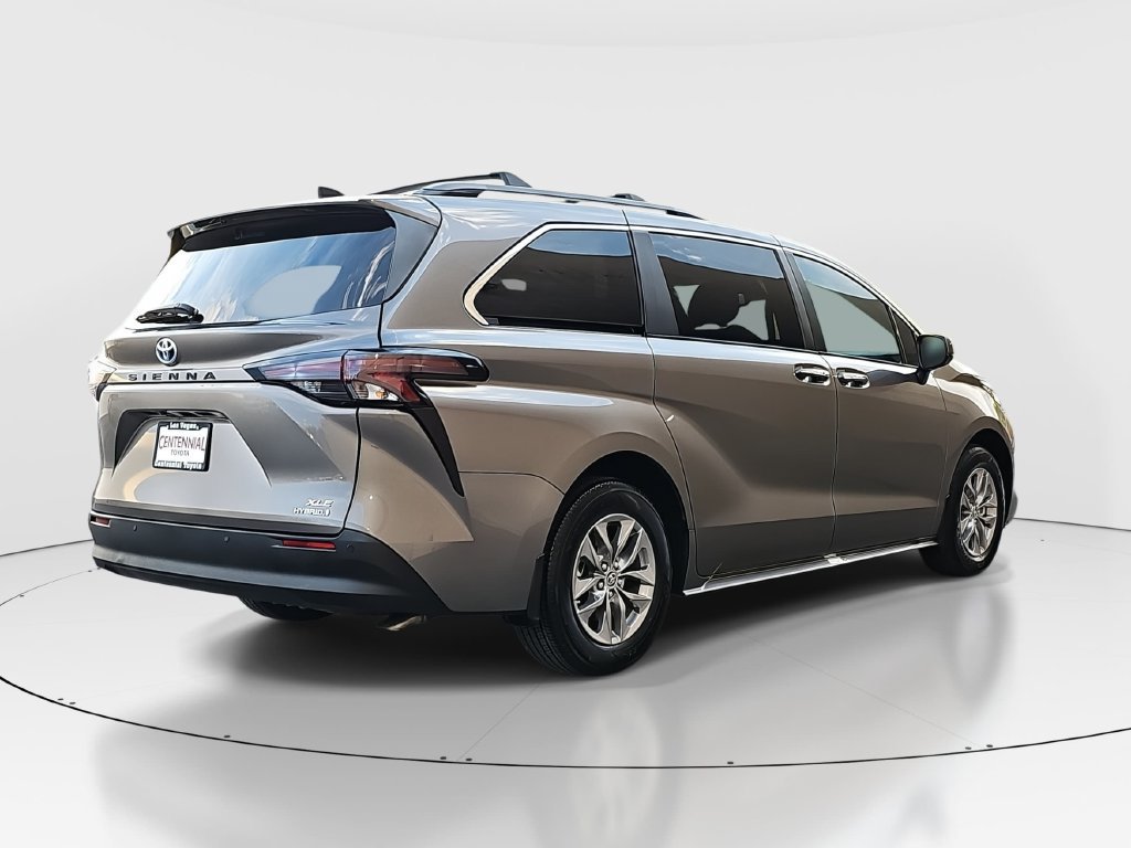 Used 2024 Toyota Sienna XLE w/ XLE Plus Package FWD image 5