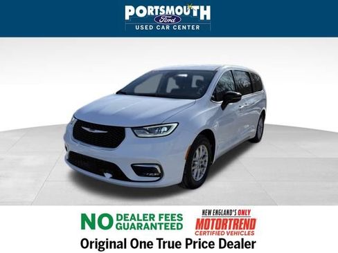Used 2024 Chrysler Pacifica Touring-L image 16