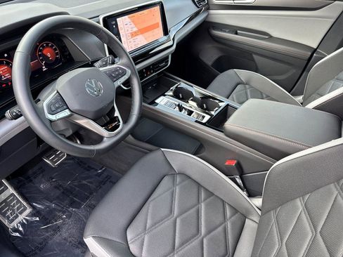 Used 2025 Volkswagen Atlas Peak Edition SE image 9