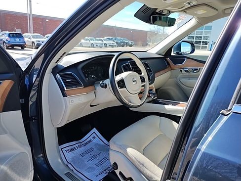 Used 2022 Volvo XC90 T6 Momentum AWD/4WD image 21