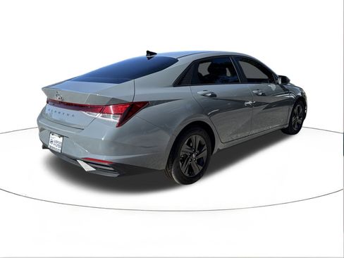 Certified 2022 Hyundai Elantra SEL w/ Preferred Accessory Package image 3