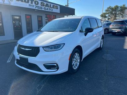 Used 2025 Chrysler Pacifica Select