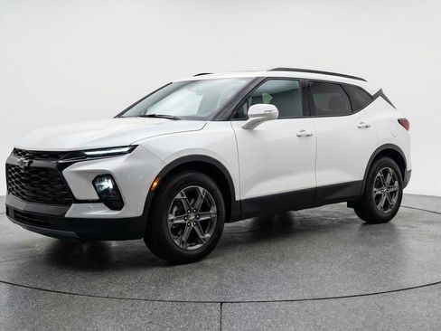 Used 2025 Chevrolet Blazer LT FWD image 3