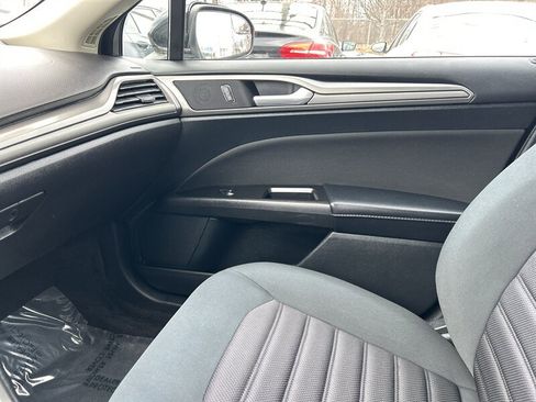 Used 2017 Ford Fusion SE image 12
