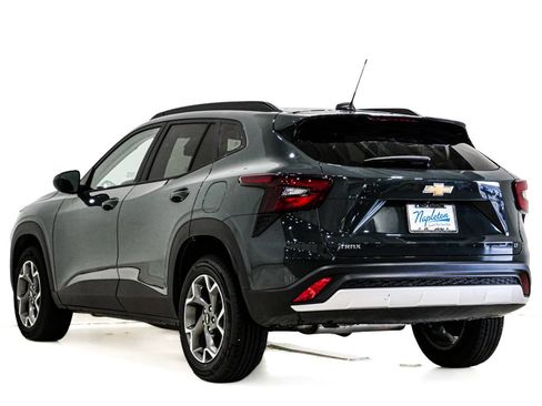 Used 2025 Chevrolet Trax LT FWD image 8