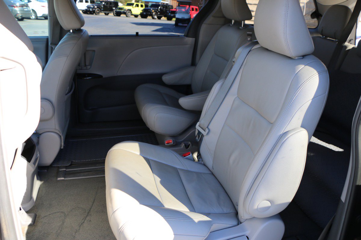 Used 2015 Toyota Sienna XLE w/ XLE Navigation Package FWD image 29