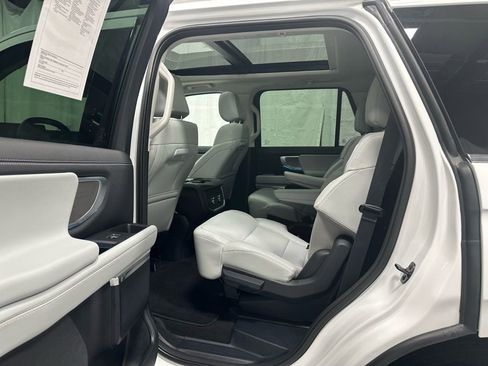 Used 2025 Ford Expedition Platinum image 39