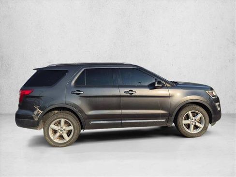 Used 2016 Ford Explorer XLT w/ Equipment Group 202A AWD/4WD image 4