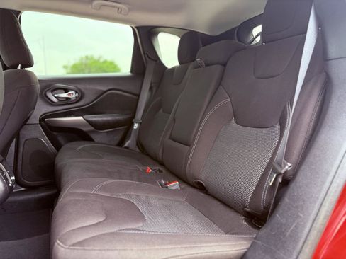 Used 2021 Jeep Cherokee Latitude FWD image 12