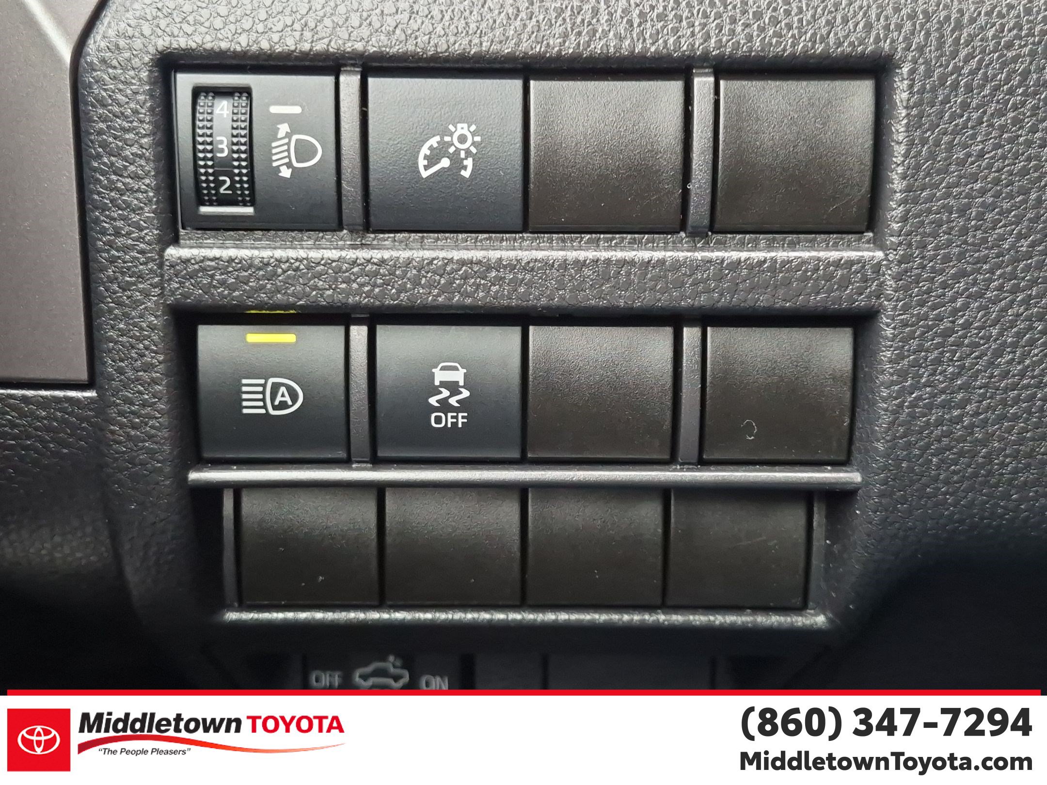Used 2025 Toyota Tacoma SR5 AWD/4WD image 18