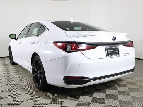 Certified 2022 Lexus ES 300h F Sport image 4