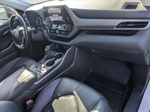 Used 2022 Toyota Highlander XLE AWD/4WD image 23