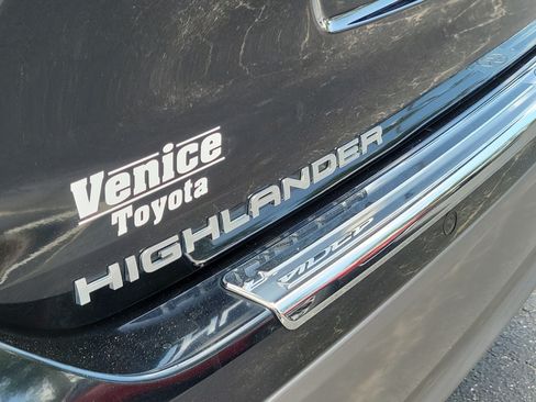 Certified 2024 Toyota Highlander Platinum FWD image 10