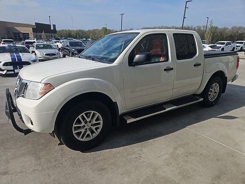 Used 2021 Nissan Frontier SV image 2