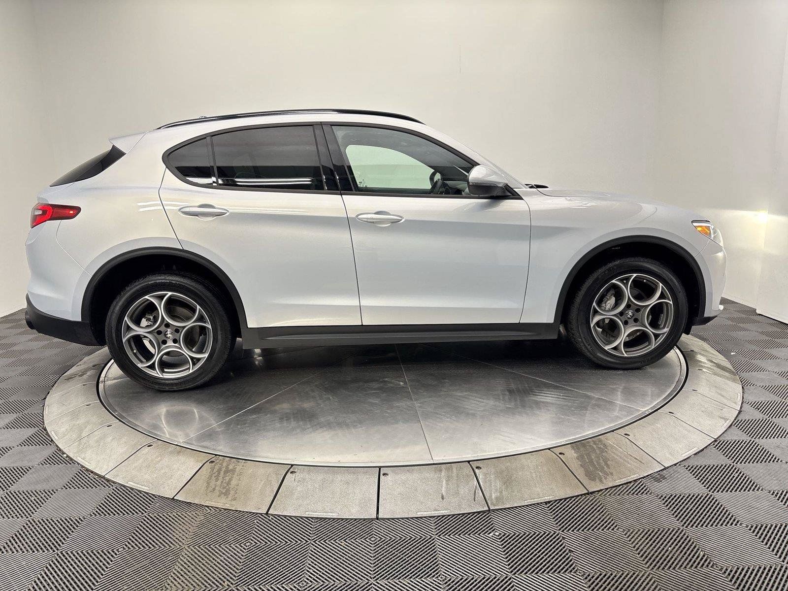 Used 2023 Alfa Romeo Stelvio Sprint AWD/4WD image 17