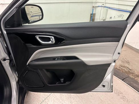 Certified 2024 Jeep Compass Limited image 27