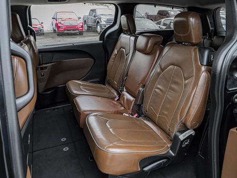 Used 2018 Chrysler Pacifica Limited image 52