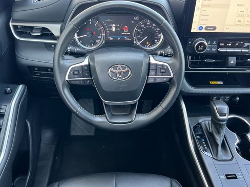 Used 2023 Toyota Highlander XLE FWD image 14