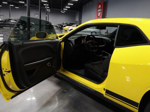 Used 2017 Dodge Challenger SXT RWD image 9