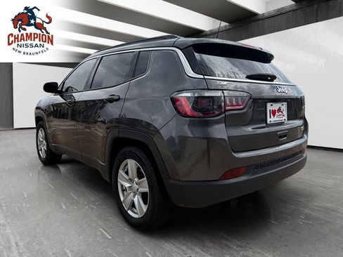 Used 2022 Jeep Compass Latitude FWD image 3
