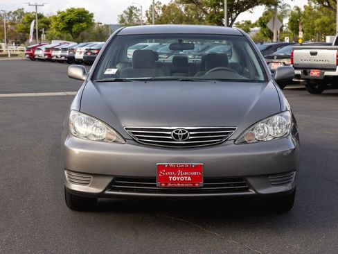 Used 2005 Toyota Camry LE FWD image 2