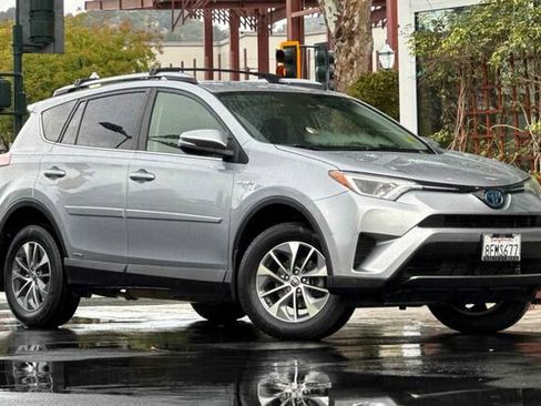 Used 2018 Toyota RAV4 LE Plus image 2