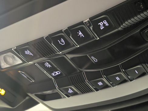 Certified 2026 Porsche Macan AWD/4WD image 39